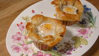 Яйца, запеченные с шампиньонами и луком в тесте фило
