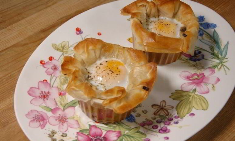 Рецепт яйца, запеченные с шампиньонами и луком в тесте фило
