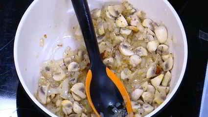 яйца, запеченные с шампиньонами и луком в тесте фило