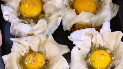 яйца, запеченные с шампиньонами и луком в тесте фило