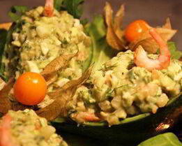 Закуска из авокадо, груши и креветок