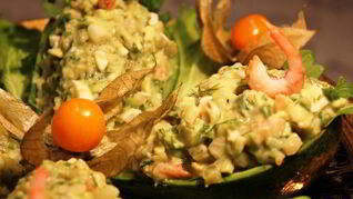 Закуска из авокадо, груши и креветок