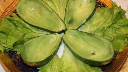 закуска из авокадо, груши и креветок