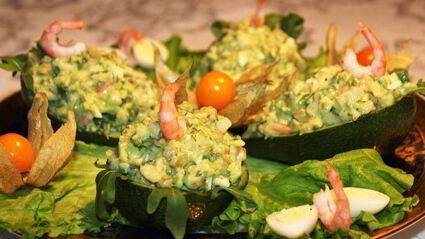 закуска из авокадо, груши и креветок