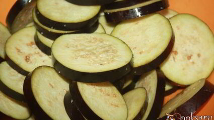 закуска из баклажан с сыром, морковью и миндальными лепестками