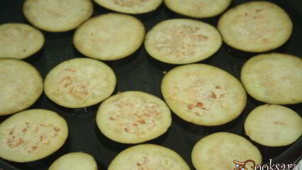 закуска из баклажан с сыром, морковью и миндальными лепестками