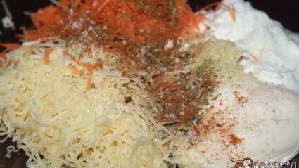 закуска из баклажан с сыром, морковью и миндальными лепестками