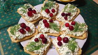 Закуска из крекеров с брынзой
