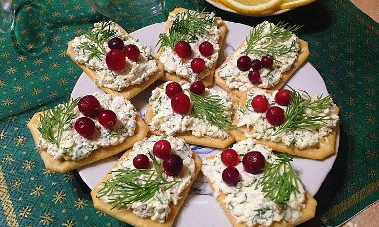 Рецепт закуска из крекеров с брынзой