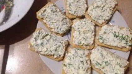 закуска из крекеров с брынзой