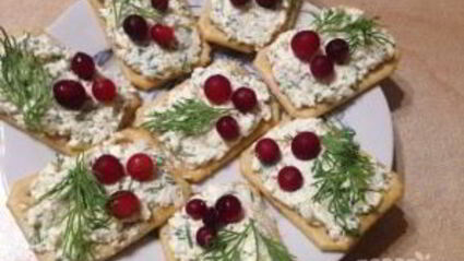 закуска из крекеров с брынзой