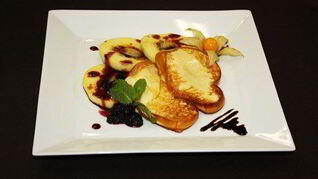 Жареная скаморца с яблоками и ежевичным конфитюром