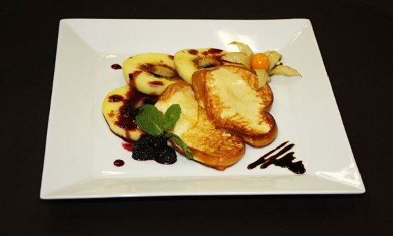 Рецепт жареная скаморца с яблоками и ежевичным конфитюром